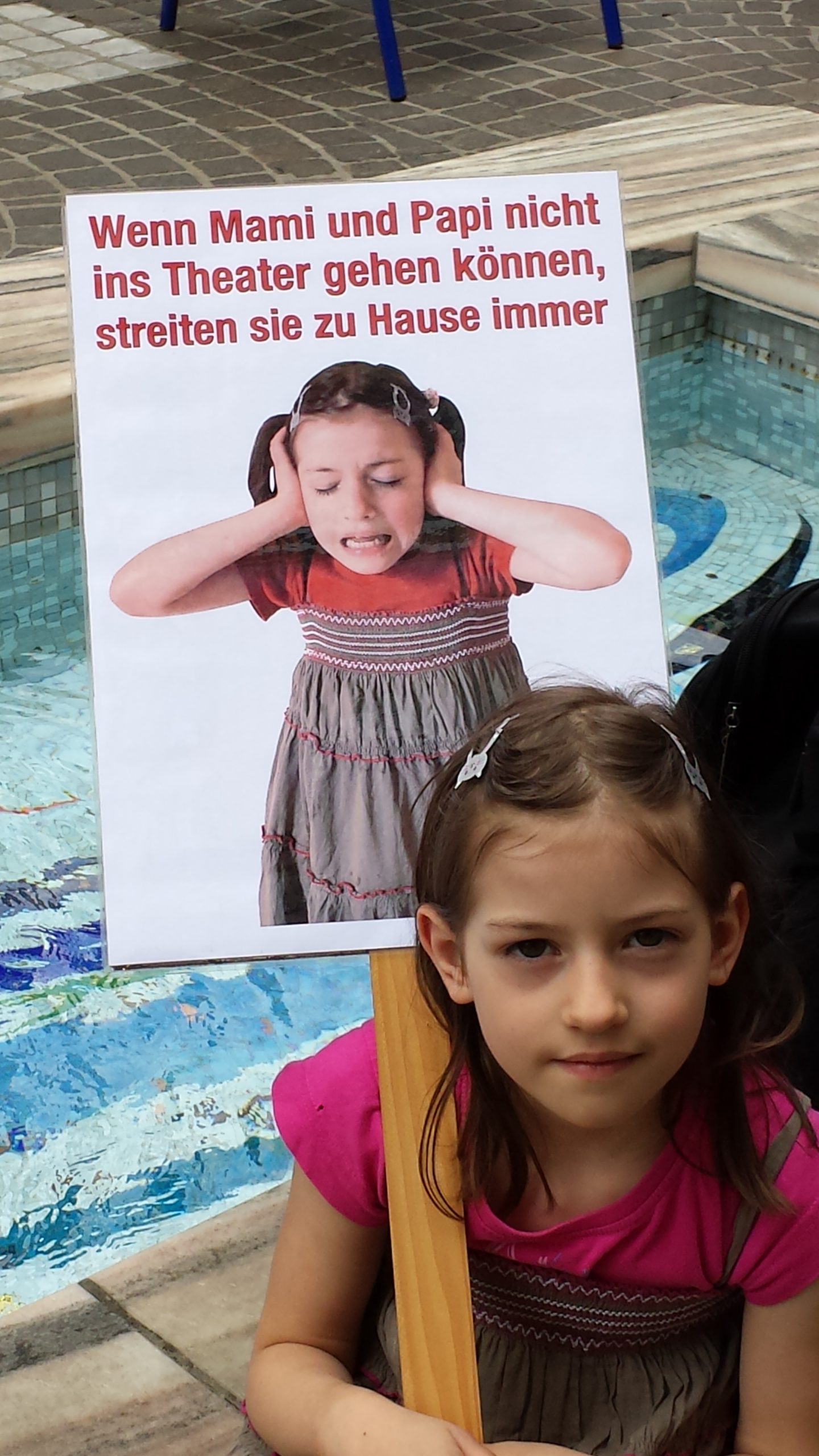 Kind mit Schild