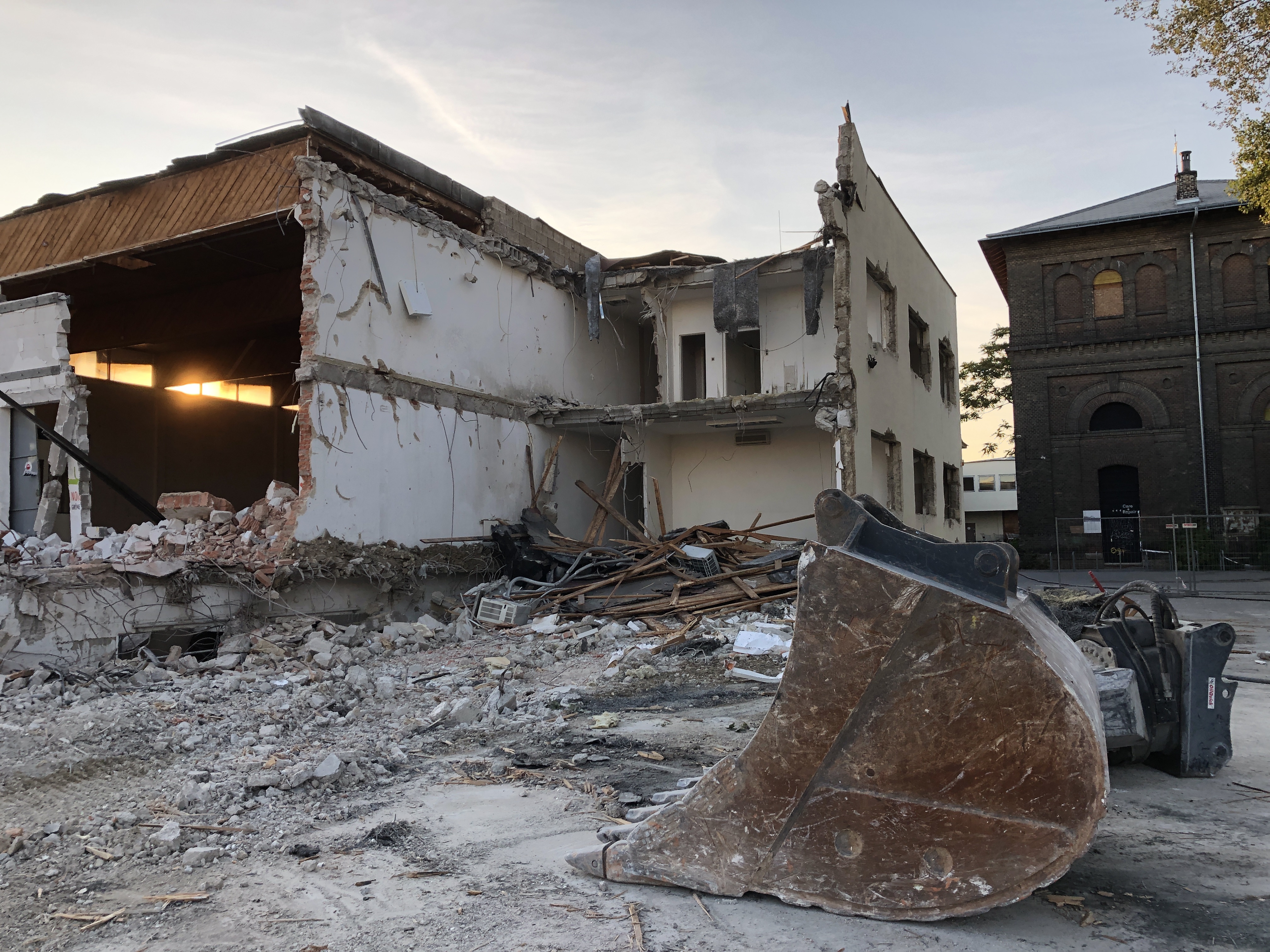 Nordbahnhalle nach dem Teilabriss, vor dem Brand