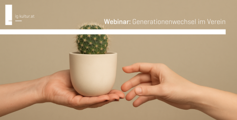 Eine Hand übergibt einen kleinen Kaktus, eine zweite Hand greifet danach - als Sinnbild für die Übergabe eines nicht leichten Unterfangens, eines Kulturvereins an die nächste Generation